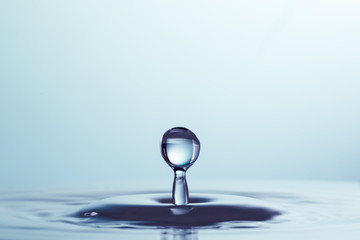 Fototapeta na wymiar drop of water falling down in the water 