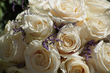 Bouquet de novia con rosas blancas y detalles lilas