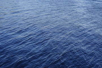 Blaue, sonnige Wasseroberfläche der Havel mit kleinen Wellen