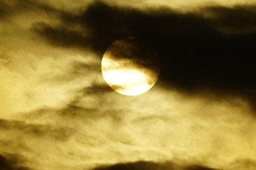 puesta de sol con disco solar y nubes multicolores