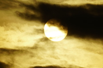 puesta de sol con disco solar y nubes multicolores