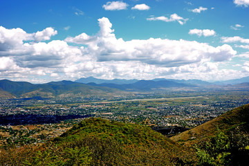 ciudad entre montes