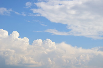Fototapeta na wymiar Weiße Wolken vor blauen Himmel - Hintergrund