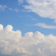 Weiße Wolken vor blauen Himmel - Hintergrund