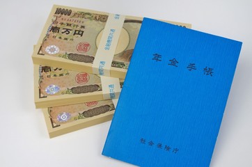 年金手帳と現金