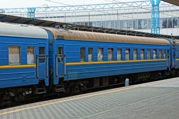 Fototapeta na wymiar blue passenger car with windows stands at the railway station