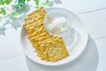 クラッカーとチーズ