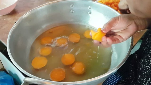 trouxas das Caldas or The process of producing egg yoke fudge balls or Thong Yip 