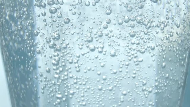 固定撮影した炭酸水の入ったコップに炭酸水を注ぎ足した後の気泡