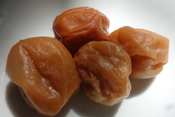 皿の上の梅干し