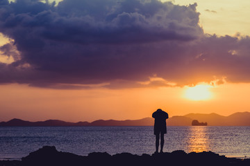 Fototapeta premium Siluate lonely man at the beach before sunset