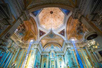 Fototapeta na wymiar Guanajuato, Mexico-17 April, 2019: Interiors Basilica of Our Lady of Guanajuato (Basílica de Nuestra Senora de Guanajuato)