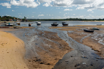Ujście rzeki z łodziami rybackimi na plaży © Miroslaw
