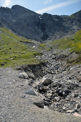 Gletscherbach sucht sich den Weg durch die Felsen