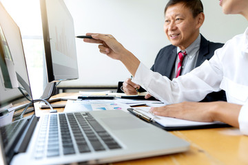 Obraz premium Businessman coaching office staff