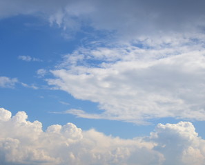 Naklejka na ściany i meble Wolken - Gewitterwolken - Regenwolken vor blauen Himmel
