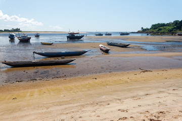 Plaża z łódkami rybackimi 