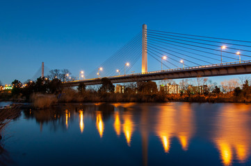 Naklejka premium オレンジ色のライトが美しい淀川