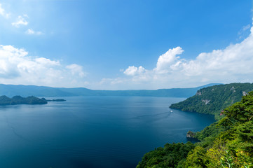 【青森県十和田湖】夏の十和田湖：瞰湖台から眺める十和田湖は開放的な大パノラマ