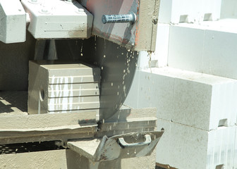 Betonschneiden auf der Baustelle 