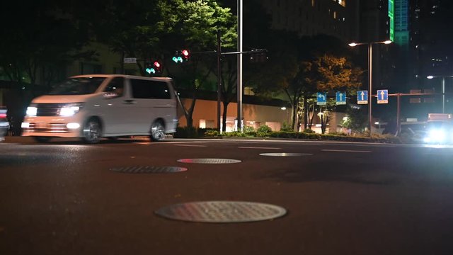 夜の街を通り過ぎる車たち