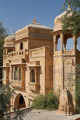 Obraz premium Gadi Sagar temple on Gadisar lake Jaisalmer, India.