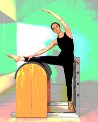 foto di ragazza trattata con filtri colore per un effetto grafico che esegue esercizio di pilates...