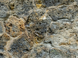 mur formé de grosses pierres multicolores
