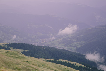 Obraz premium Foggy landscape near Blyznytsya mountain in the Carpathian mountains