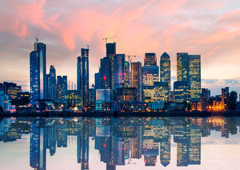 Obraz premium Canary Wharf business and banking area at sunset with beautiful reflection in the River Thames water. London, UK