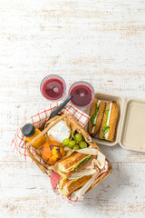 Obraz na płótnie Canvas 手作りサンドイッチ Homemade sandwich lunch set at a picnic