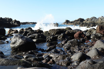 Obraz premium Water spraying into the air as it hits the rocks in Tenerife, Spain
