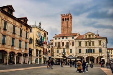 Fototapeta na wymiar piazza della liberta in bassano del grappa, italien