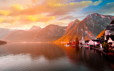 Fototapeta na wymiar Beautiful of Scenic view which famous Hallstatt mountain village with Hallstatter lake as colourful fall in the morning.