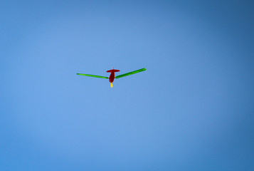 ein Flugdrachen, Drachen, Kinderspielzeug zum Fliegen am Himmel