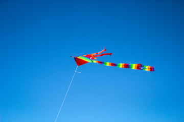 ein Flugdrachen, Drachen, Kinderspielzeug zum Fliegen am Himmel