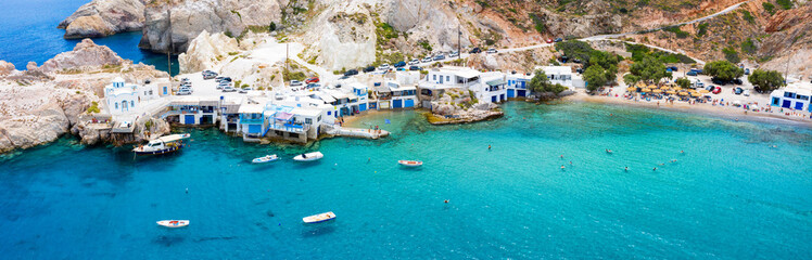 Panoramasicht auf das Dorf und den Strand von Firopotamos auf der insel Milos, Kykladen, Griechenland