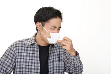 マスクをした若い男性