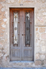 zweiflügelige Holztür mit Glaseinsatz