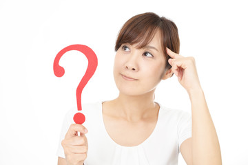 考える若い女性
