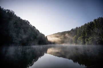 Nebel an Staudamm