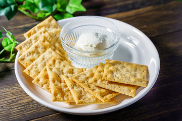 クラッカーとチーズ