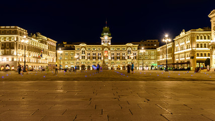 Fototapeta na wymiar Trieste Piazza Italia vista notturna