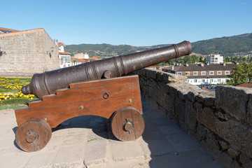 Fototapeta na wymiar Antiguo cañón de hierro en el castillo de Chaves, Norte de Portugal
