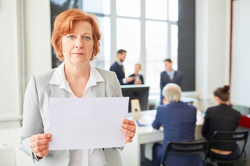 Senior Geschäftsfrau zeigt leeres Schild