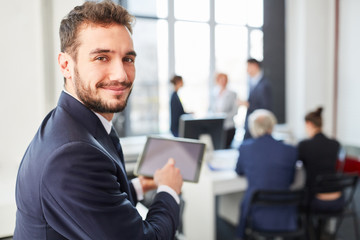 Start-Up Berater mit einem Tablet PC