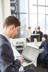 Geschäftsmann arbeitet online mit Laptop