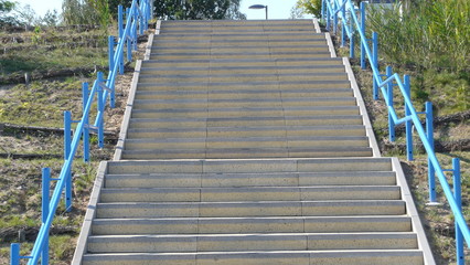 Treppe mit blauem Stahlgeländer