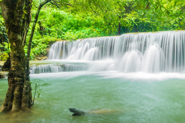 Obraz premium Huai Mae Khamin Waterfalls in Tropical Rainforest at Kanchanaburi Province, Thailand