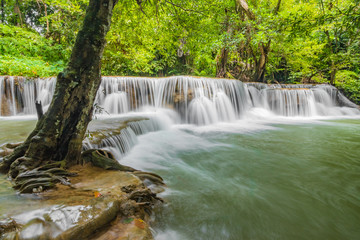 Obraz premium Huai Mae Khamin Waterfalls in Tropical Rainforest at Kanchanaburi Province, Thailand